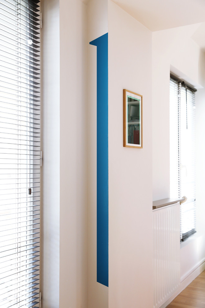 Exemple d'un salon tendance avec un mur bleu.