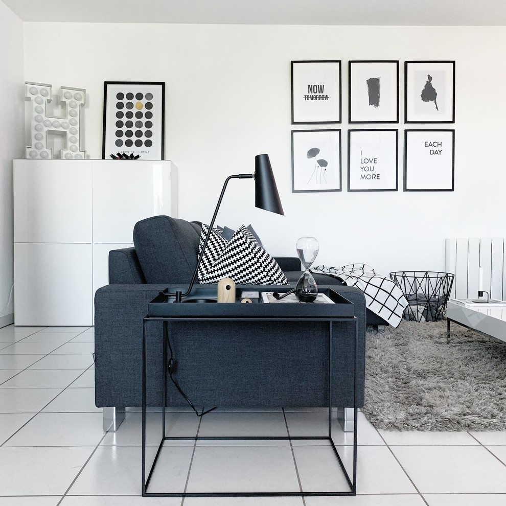 Стильный дизайн: гостиная комната в современном стиле с белыми стенами и белым полом без камина - последний тренд