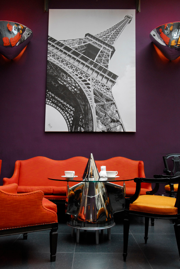 パリにある低価格の中くらいなインダストリアルスタイルのおしゃれなLDK (紫の壁、セラミックタイルの床、暖炉なし、テレビなし) の写真