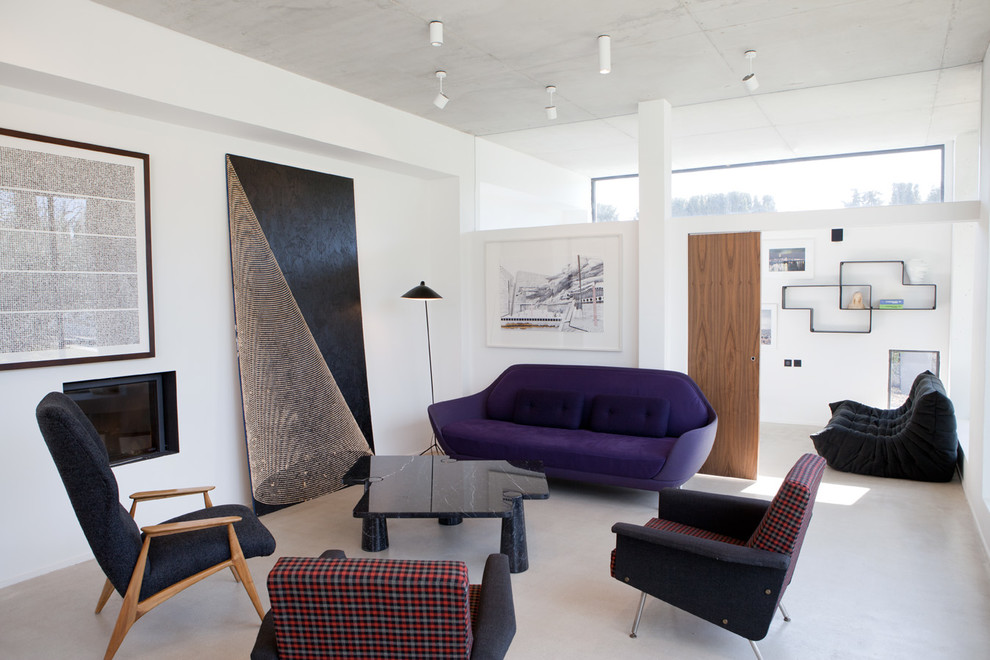 Immagine di un grande soggiorno minimal aperto con sala formale, pareti bianche, pavimento in cemento, nessun camino e nessuna TV