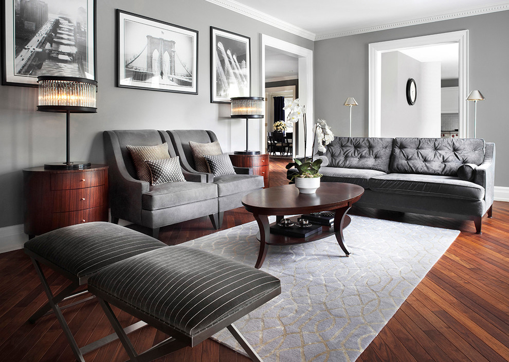Diseño de salón para visitas cerrado clásico renovado de tamaño medio con paredes grises, suelo de madera en tonos medios y televisor independiente