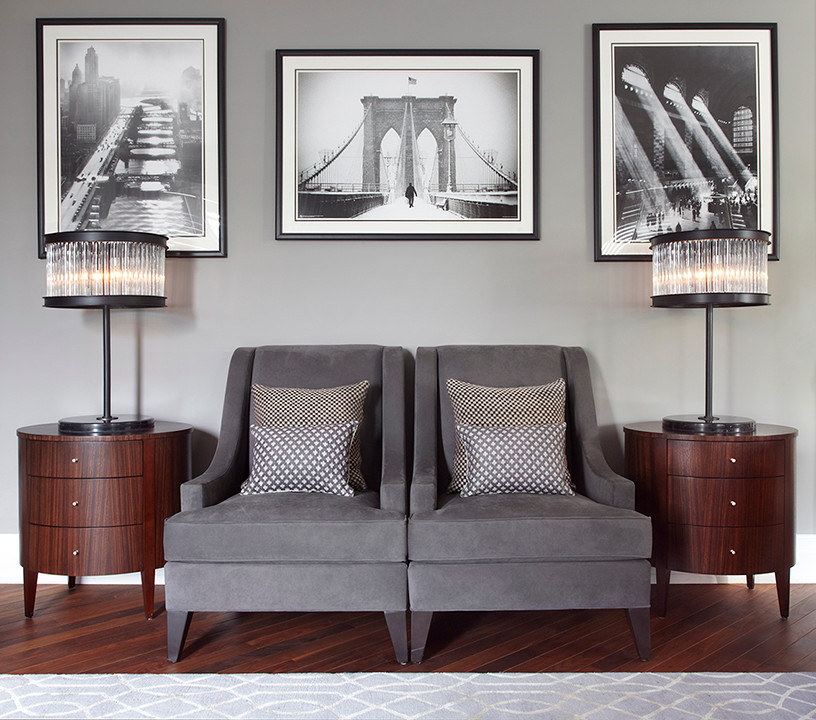 Mittelgroßes, Repräsentatives, Abgetrenntes Klassisches Wohnzimmer mit grauer Wandfarbe, braunem Holzboden und freistehendem TV in Paris