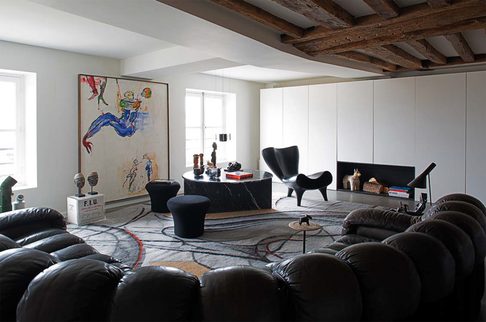 Foto di un soggiorno contemporaneo con pareti bianche, pavimento in cemento, camino lineare Ribbon e pavimento grigio