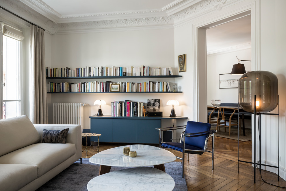 Großes, Repräsentatives, Fernseherloses, Abgetrenntes Klassisches Wohnzimmer mit beiger Wandfarbe, braunem Holzboden, Kamin, Kaminumrandung aus Stein und braunem Boden in Paris