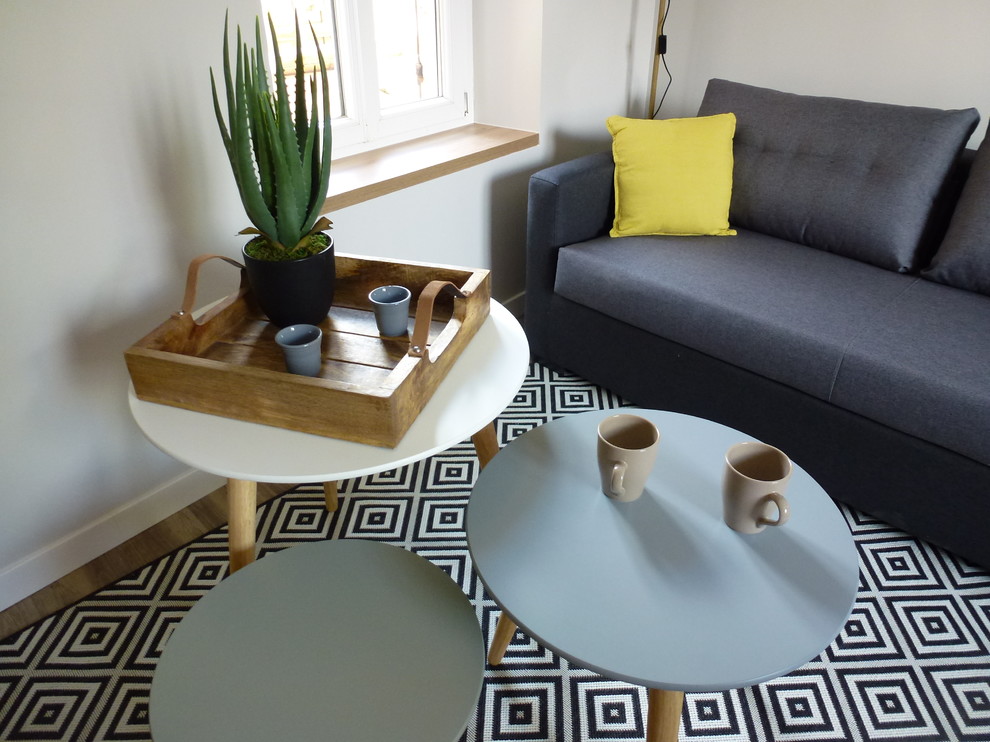 Стильный дизайн: большая двухуровневая гостиная комната в скандинавском стиле с серыми стенами, светлым паркетным полом и коричневым полом - последний тренд