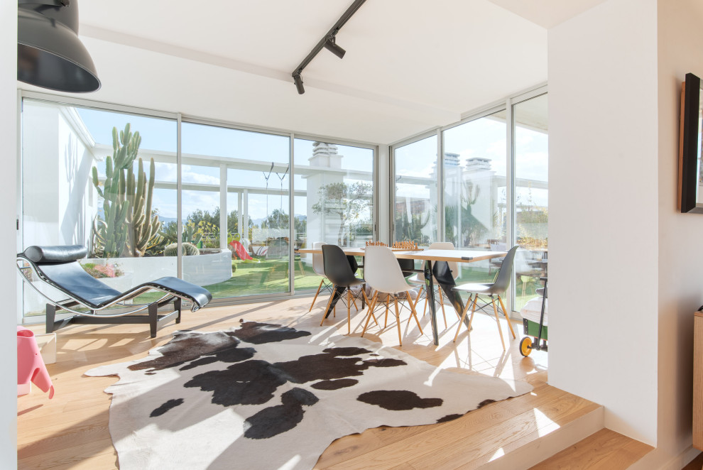 Modernes Wohnzimmer mit weißer Wandfarbe, hellem Holzboden und beigem Boden in Angers