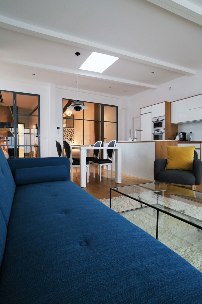 Стильный дизайн: большая открытая гостиная комната в современном стиле с белыми стенами и светлым паркетным полом без камина, телевизора - последний тренд
