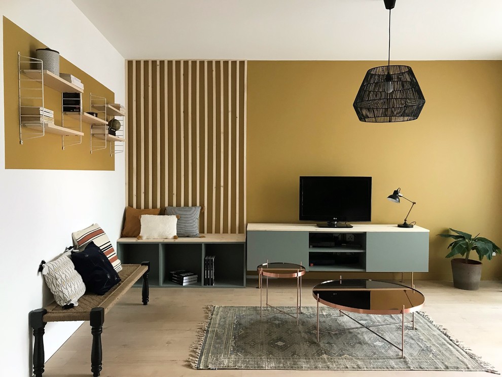 Свежая идея для дизайна: гостиная комната с желтыми стенами - отличное фото интерьера