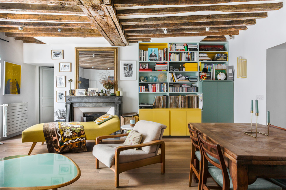 Immagine di un soggiorno bohémian di medie dimensioni con pareti bianche, pavimento in legno massello medio e pavimento marrone