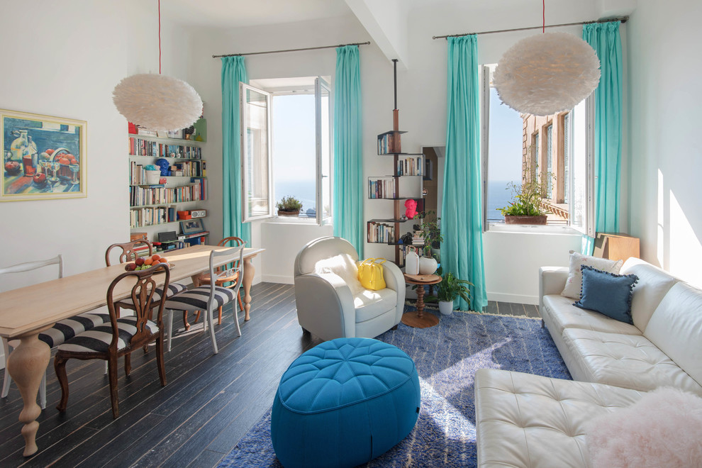 Fernseherloses, Offenes Modernes Wohnzimmer ohne Kamin mit weißer Wandfarbe, dunklem Holzboden und schwarzem Boden in Nizza