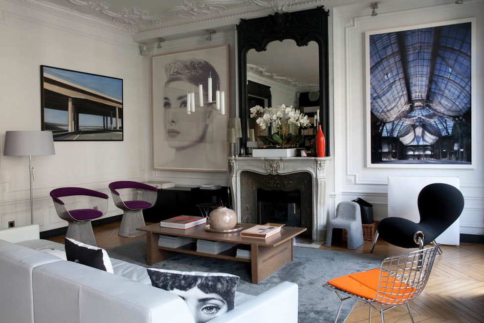 Großes, Repräsentatives, Fernseherloses, Offenes Eklektisches Wohnzimmer mit weißer Wandfarbe, braunem Holzboden und Kamin in Paris