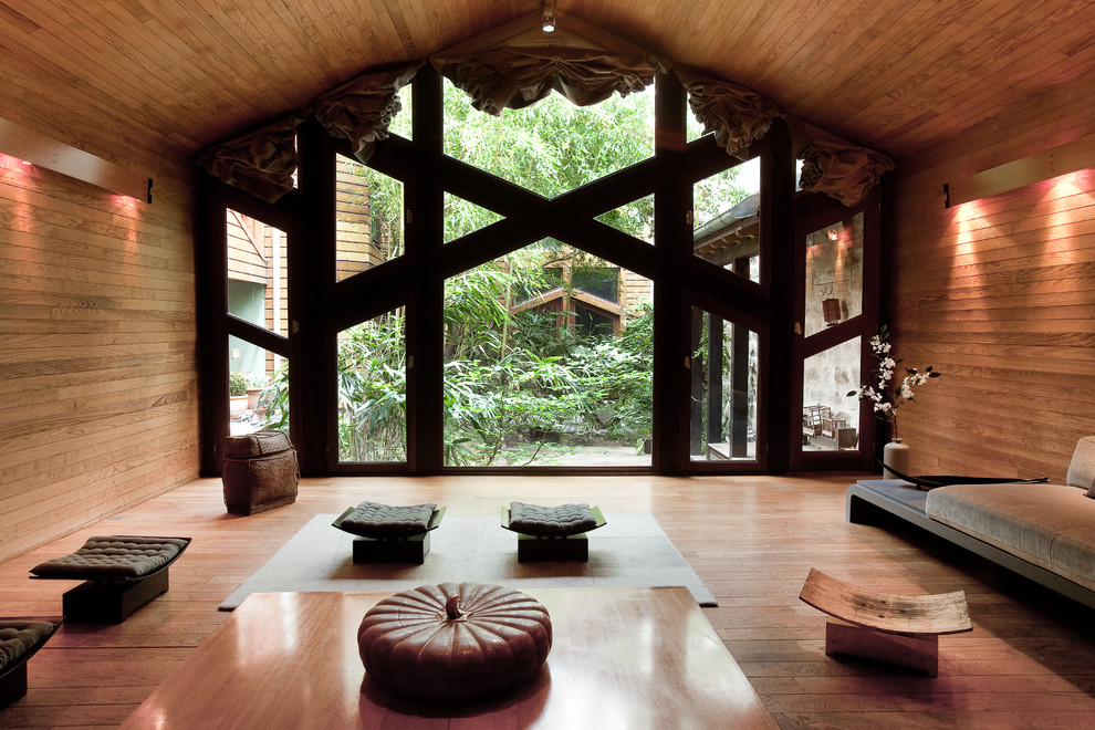 Exempel på ett mycket stort asiatiskt separat vardagsrum, med mellanmörkt trägolv, ett finrum och bruna väggar