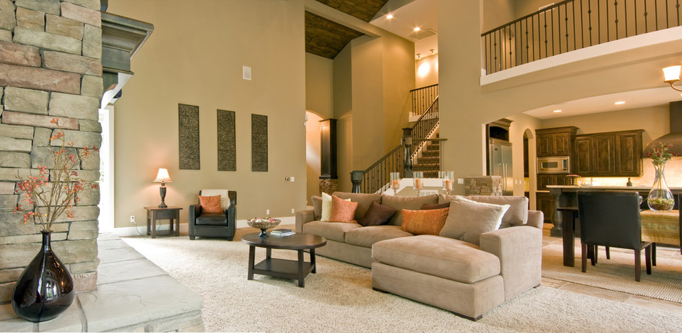 Стильный дизайн: большая открытая гостиная комната в классическом стиле с бежевыми стенами, стандартным камином и фасадом камина из камня без телевизора - последний тренд