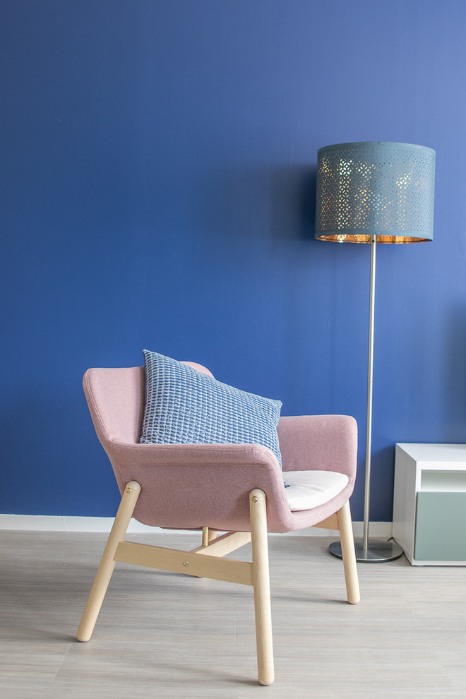 Ispirazione per un soggiorno scandinavo di medie dimensioni e aperto con pareti blu, pavimento in vinile, TV autoportante e pavimento beige