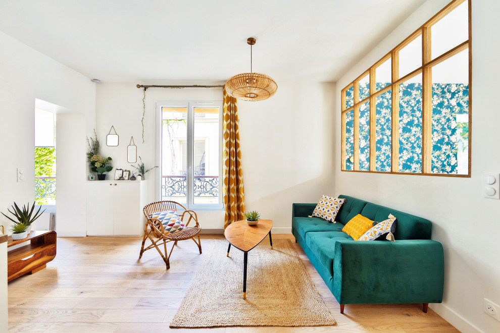 Ejemplo de salón abierto escandinavo de tamaño medio sin chimenea con paredes blancas, suelo de madera clara y televisor independiente