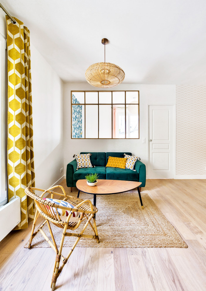 Mittelgroßes, Offenes Nordisches Wohnzimmer ohne Kamin mit weißer Wandfarbe, hellem Holzboden, freistehendem TV und Tapetenwänden in Paris