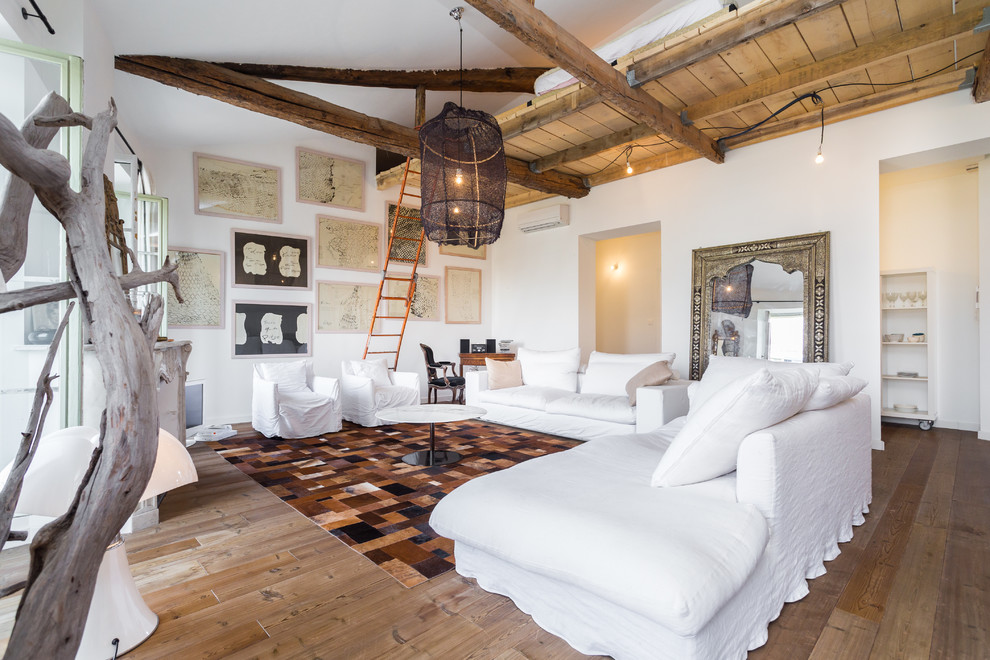 Foto på ett stort eklektiskt separat vardagsrum, med ett finrum, vita väggar och mellanmörkt trägolv