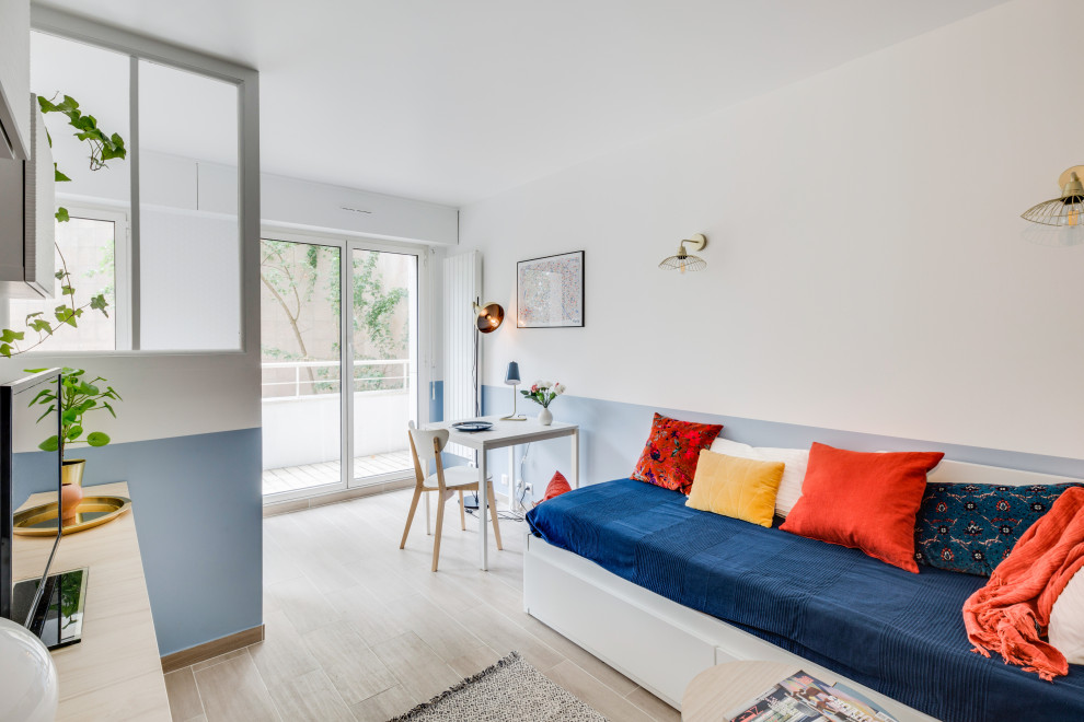 Foto de salón abierto actual pequeño con paredes azules, suelo de madera clara y televisor independiente