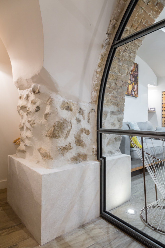 Modernes Wohnzimmer mit Rundbogen in Nizza