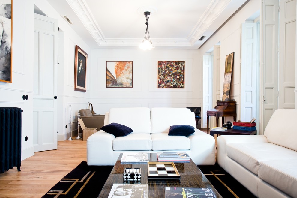 Living room - traditional living room idea in Paris