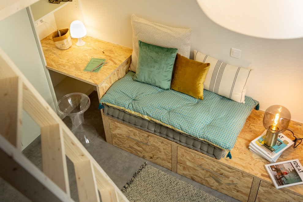 Esempio di un piccolo soggiorno stile loft con pareti bianche, pavimento in vinile, TV a parete e pavimento grigio