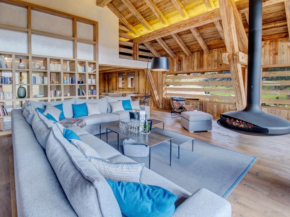 This is an example of a rustic living room in Grenoble.
