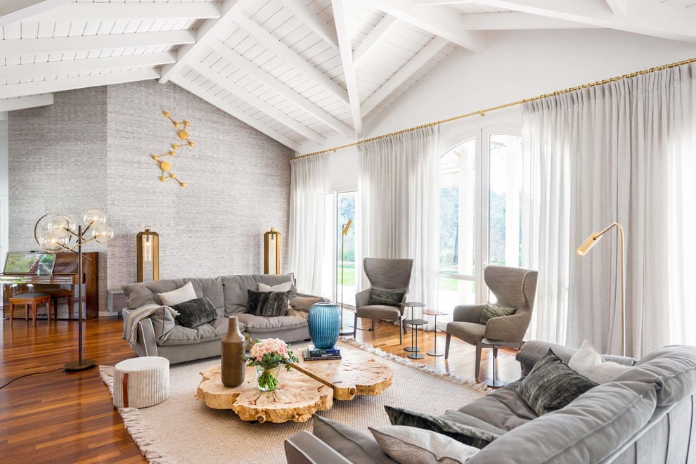 Foto di un grande soggiorno moderno con pavimento in legno massello medio e pavimento marrone