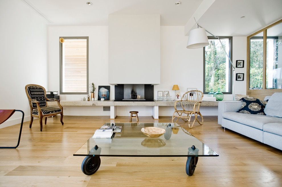 This is an example of a contemporary living room in Montpellier.