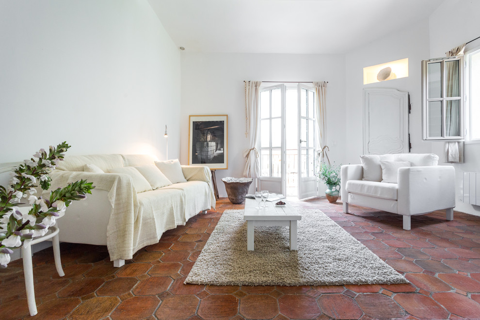 Пример оригинального дизайна: большая изолированная гостиная комната в средиземноморском стиле с белыми стенами и полом из терракотовой плитки без камина, телевизора