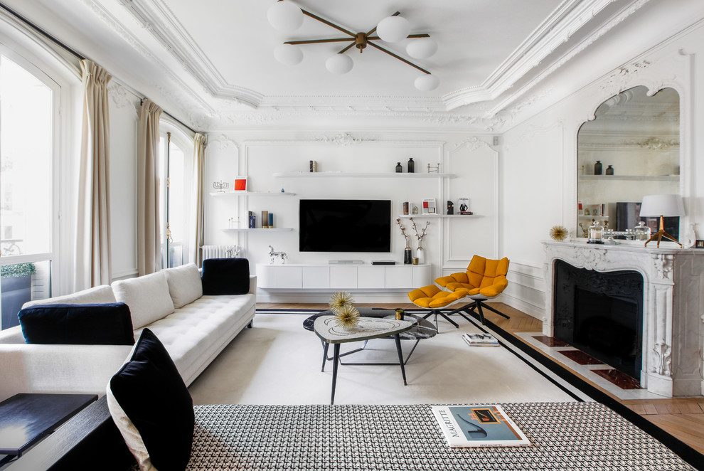 Klassisches Wohnzimmer mit weißer Wandfarbe, Marmorboden, Kamin und braunem Boden in Paris