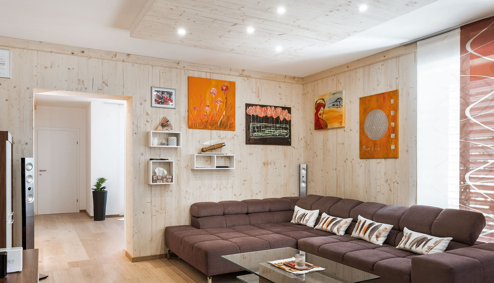 Cette photo montre un salon tendance fermé avec un mur beige, parquet clair et un sol beige.