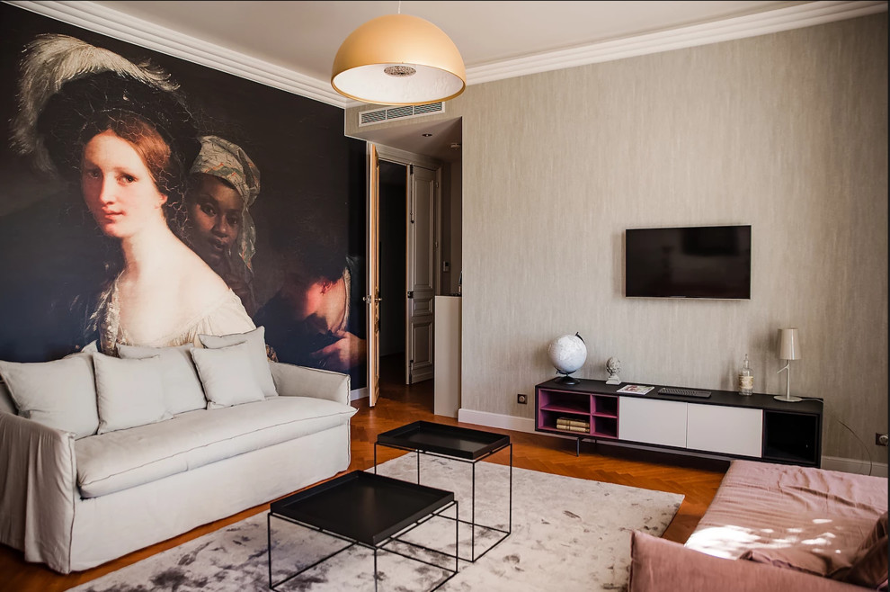 Ejemplo de salón actual con paredes grises, suelo de madera en tonos medios, televisor colgado en la pared y suelo marrón