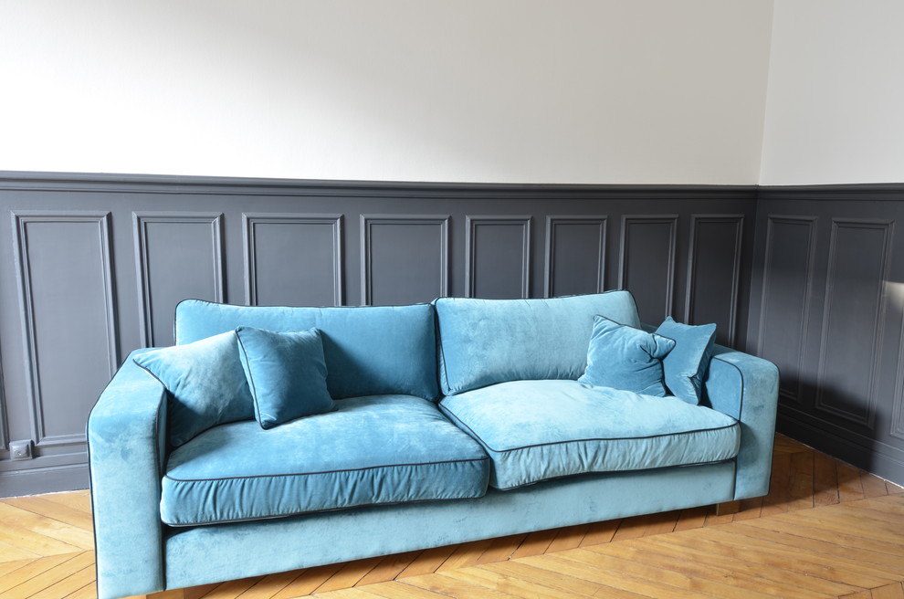 Immagine di un soggiorno design di medie dimensioni con sala formale, pareti blu, parquet chiaro e nessuna TV