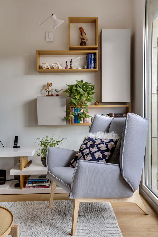 Foto di un soggiorno nordico aperto con pareti bianche, pavimento in legno massello medio, TV autoportante e pavimento marrone