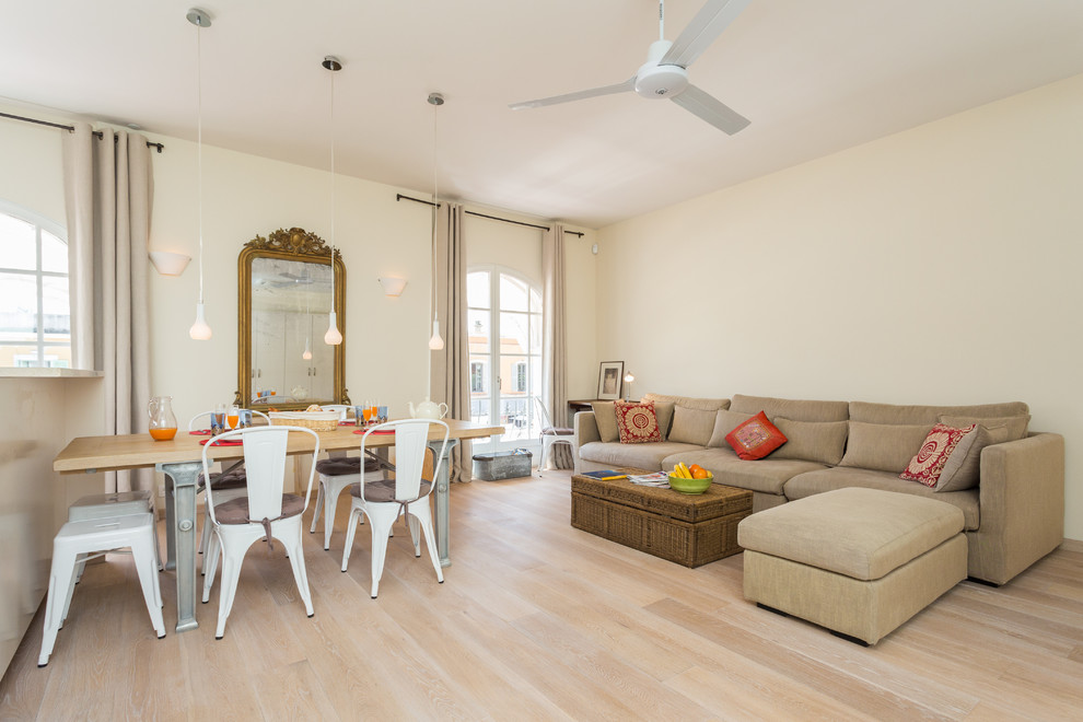 Großes, Repräsentatives, Fernseherloses, Offenes Modernes Wohnzimmer ohne Kamin mit beiger Wandfarbe und hellem Holzboden in Nizza