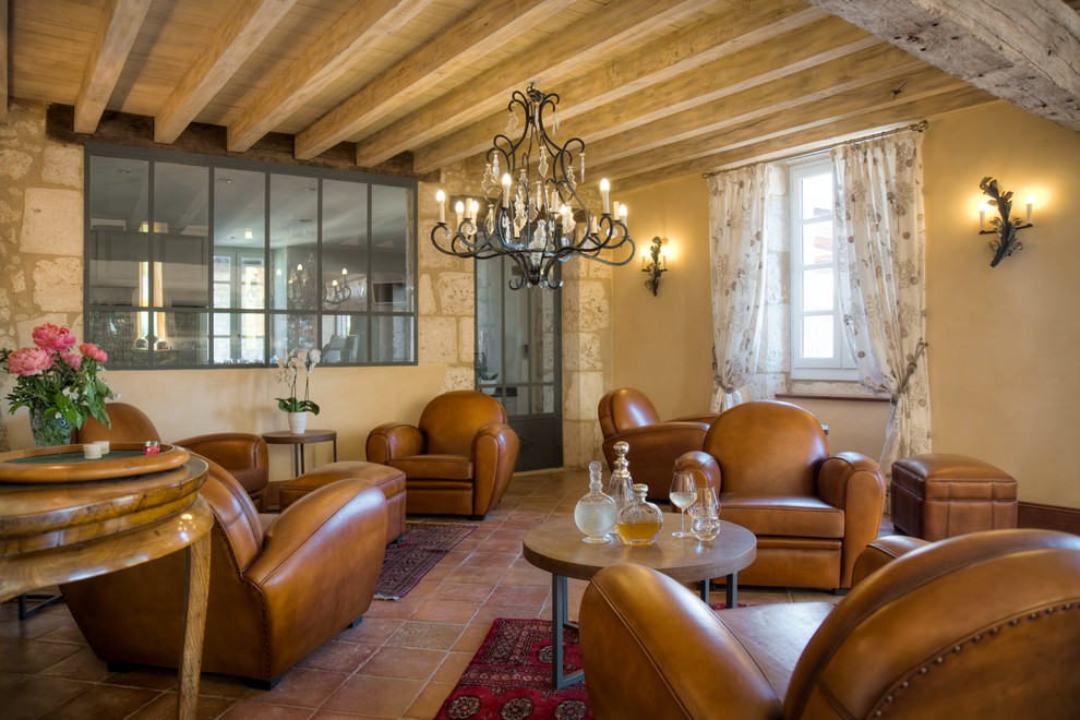 На фото: большая открытая гостиная комната в стиле неоклассика (современная классика) с домашним баром, желтыми стенами, полом из терракотовой плитки и красным полом