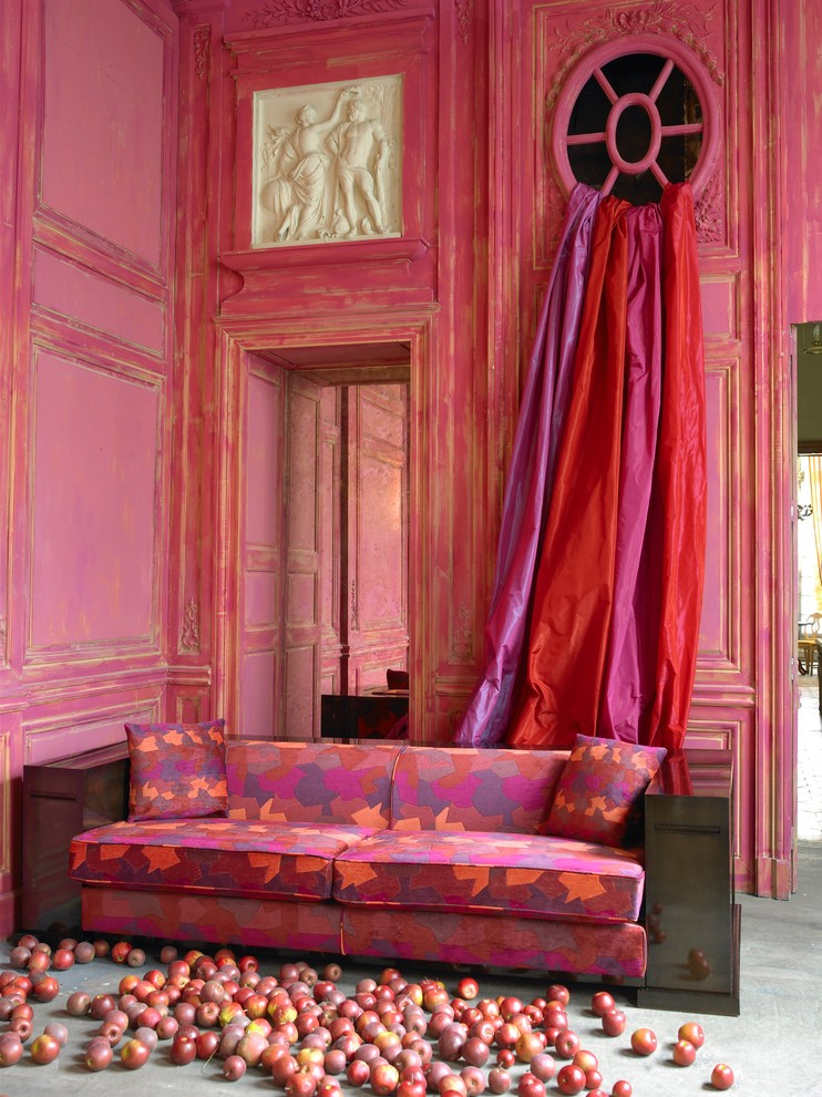 Réalisation d'un salon design avec une salle de réception et un mur rose.