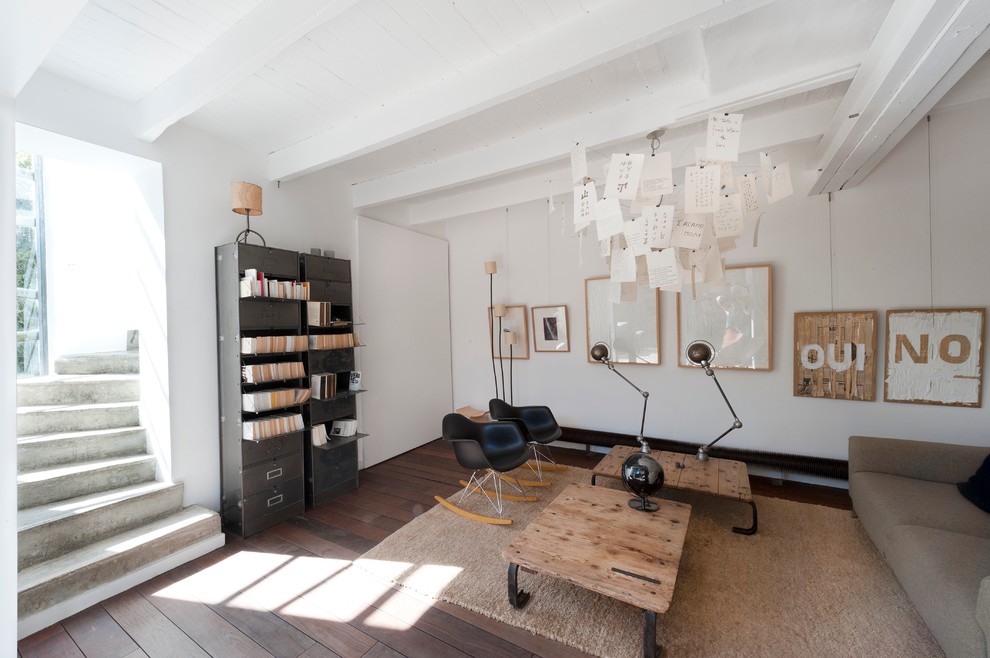 Modernes Wohnzimmer mit weißer Wandfarbe und dunklem Holzboden in Marseille