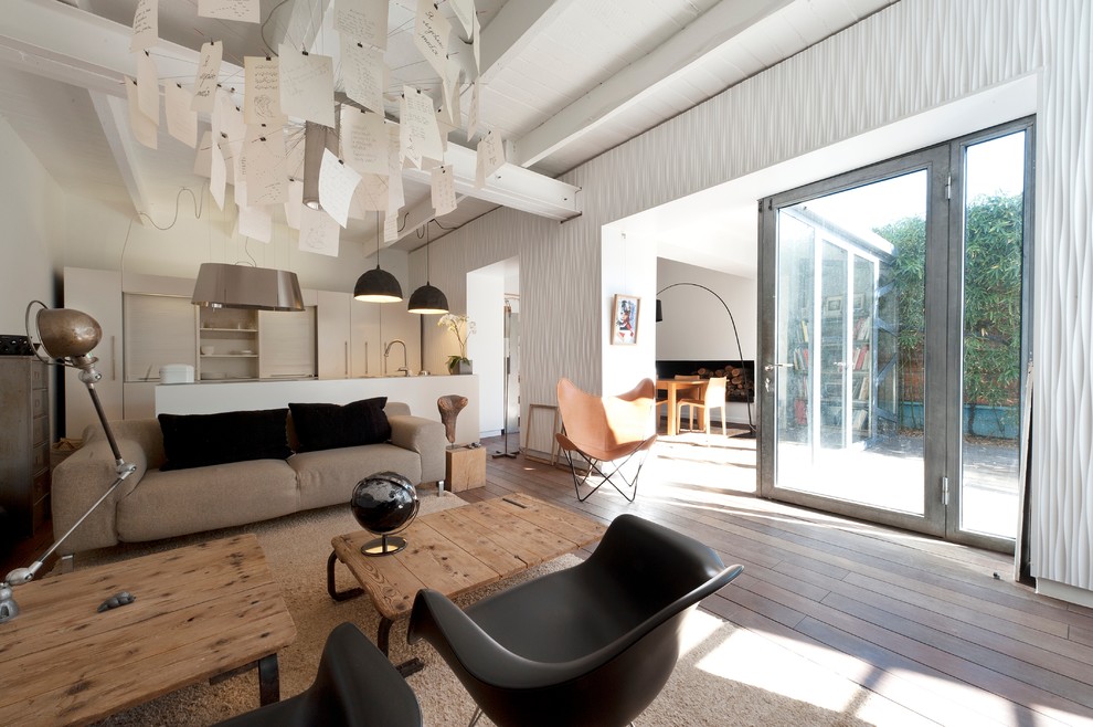 Living room - contemporary living room idea in Marseille