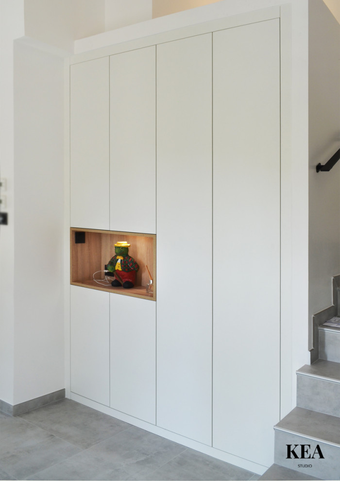 Idées déco pour un grand salon contemporain avec un mur blanc, un sol en carrelage de céramique, une cheminée standard, un manteau de cheminée en bois, un téléviseur indépendant et un sol gris.