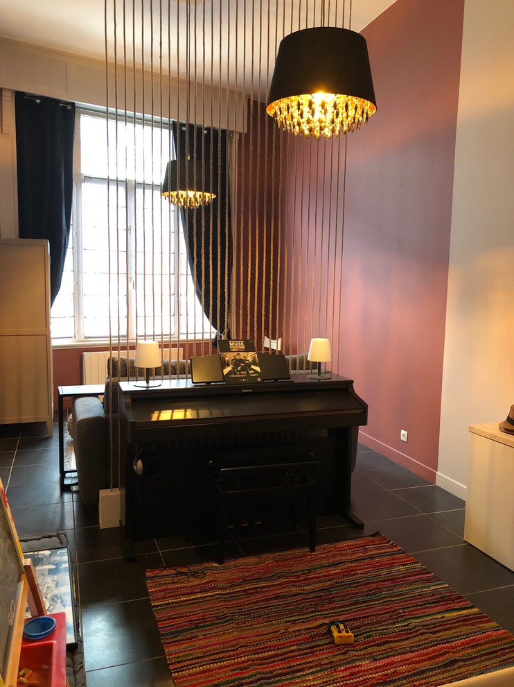 Пример оригинального дизайна: большая открытая гостиная комната в стиле ретро с музыкальной комнатой, красными стенами, отдельно стоящим телевизором и черным полом