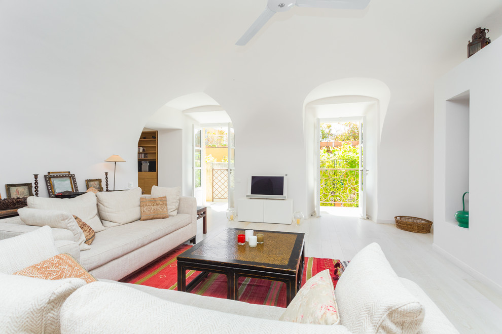 Cette image montre un salon design avec un mur blanc, parquet peint et un téléviseur indépendant.