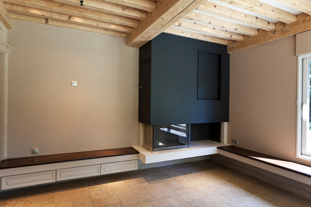 Idées déco pour un salon contemporain de taille moyenne avec un mur beige, une cheminée standard et un téléviseur fixé au mur.
