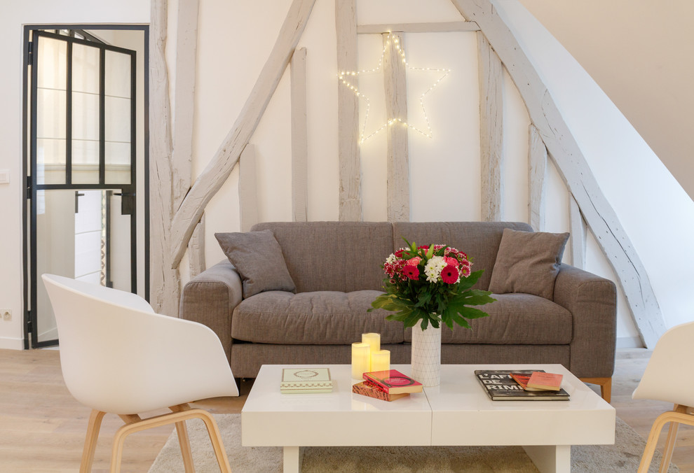 Cette photo montre un salon scandinave de taille moyenne et ouvert avec un mur blanc, parquet clair, aucune cheminée et aucun téléviseur.