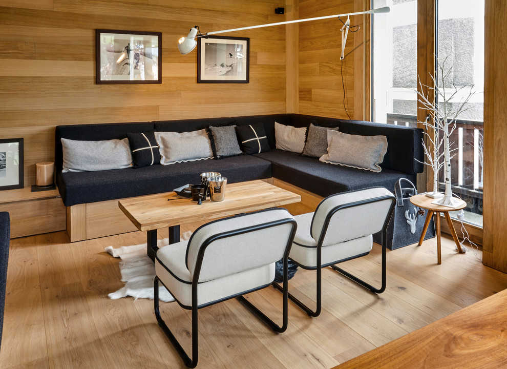 Mittelgroßes, Offenes Skandinavisches Wohnzimmer mit beiger Wandfarbe, hellem Holzboden und TV-Wand in Lyon