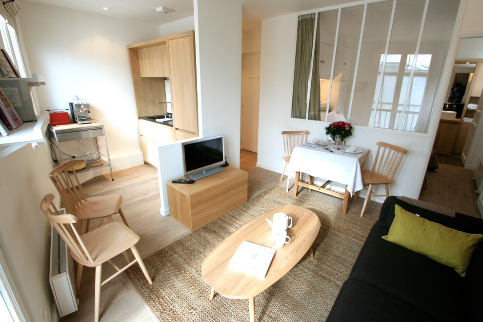 Пример оригинального дизайна: открытая гостиная комната среднего размера в скандинавском стиле с светлым паркетным полом