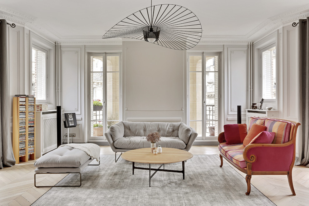 Repräsentatives, Abgetrenntes Modernes Wohnzimmer mit beiger Wandfarbe, hellem Holzboden und beigem Boden in Paris