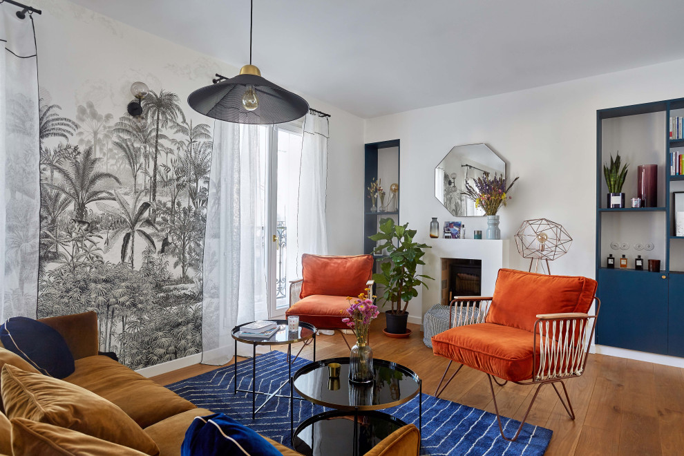 На фото: гостиная комната в современном стиле с белыми стенами, паркетным полом среднего тона, стандартным камином, коричневым полом и обоями на стенах