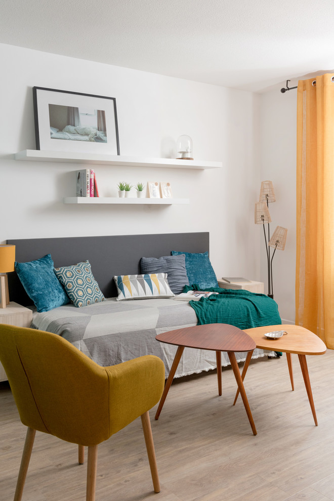 Foto di un soggiorno nordico di medie dimensioni e aperto con pareti bianche, pavimento in vinile e pavimento beige