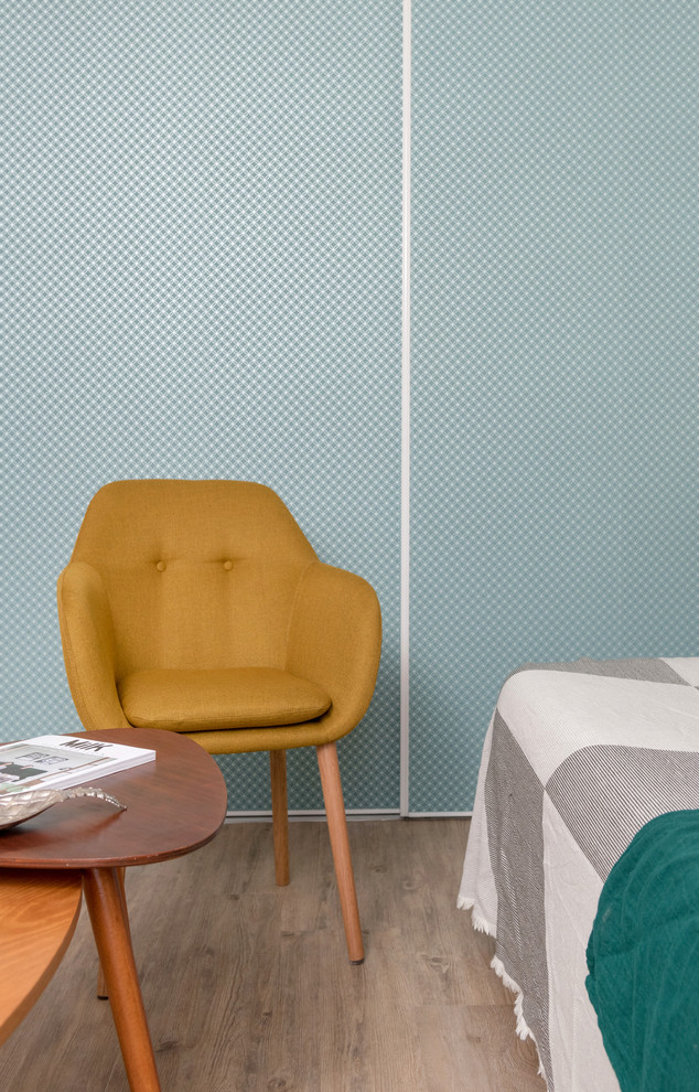 Ispirazione per un piccolo soggiorno scandinavo aperto con pareti blu, pavimento in vinile e pavimento beige